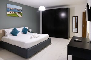 Skrivebord, strykejern/-brett, wi-fi (inkludert) og sengetøy