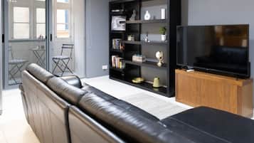 Smart TV, chimenea y libros