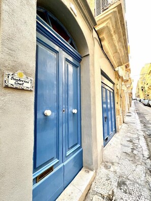 Exterior detail - Modern Central 2BR flat in Valletta by ArcoBnb (Il-Belt Valletta)