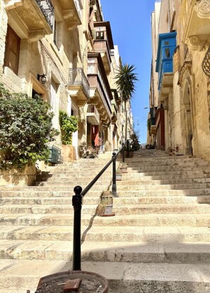 Property grounds - Modern Central 2BR flat in Valletta by ArcoBnb (Il-Belt Valletta)