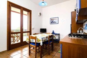 Kühlschrank, Ofen, Esstisch