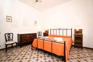 2 عدّة غرف نوم ومكواة/لوح كي وسرير سفر وواي فاي