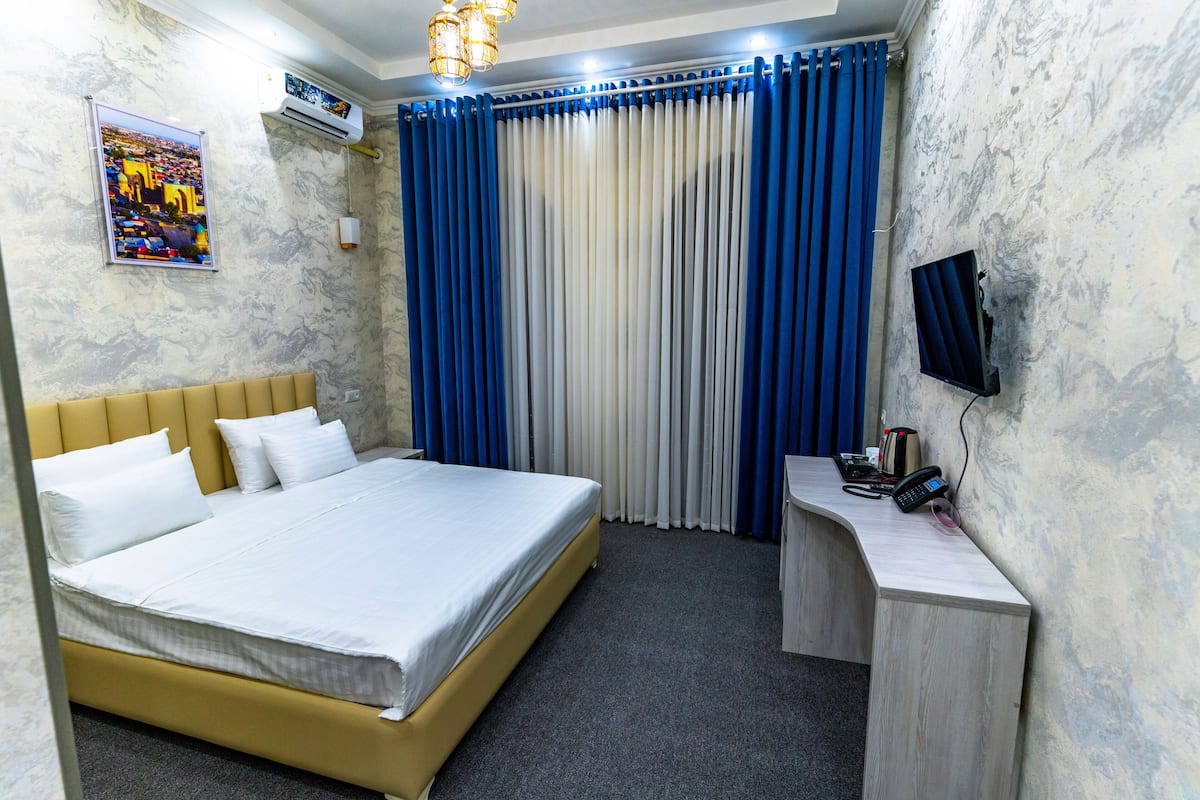 Comfort Double or Twin Room | 1 bedroom, in-room safe, desk, blackout curtains