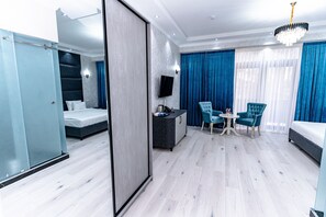 Luxury Suite | In-room safe, desk, blackout drapes, soundproofing - Hotel MARJON (Samarkand)