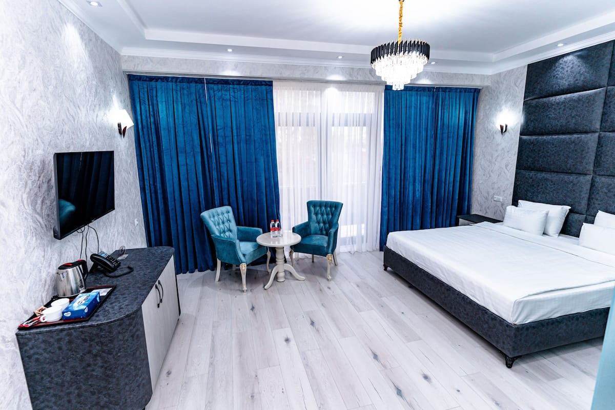 Luxury Suite | In-room safe, desk, blackout drapes, soundproofing