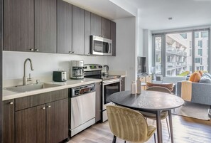 Fridge, microwave, oven, dishwasher - Fabulous SoMa 1BR w/ Pet Area & Bike Storage, nr BART, by Blueground (San Francisco)