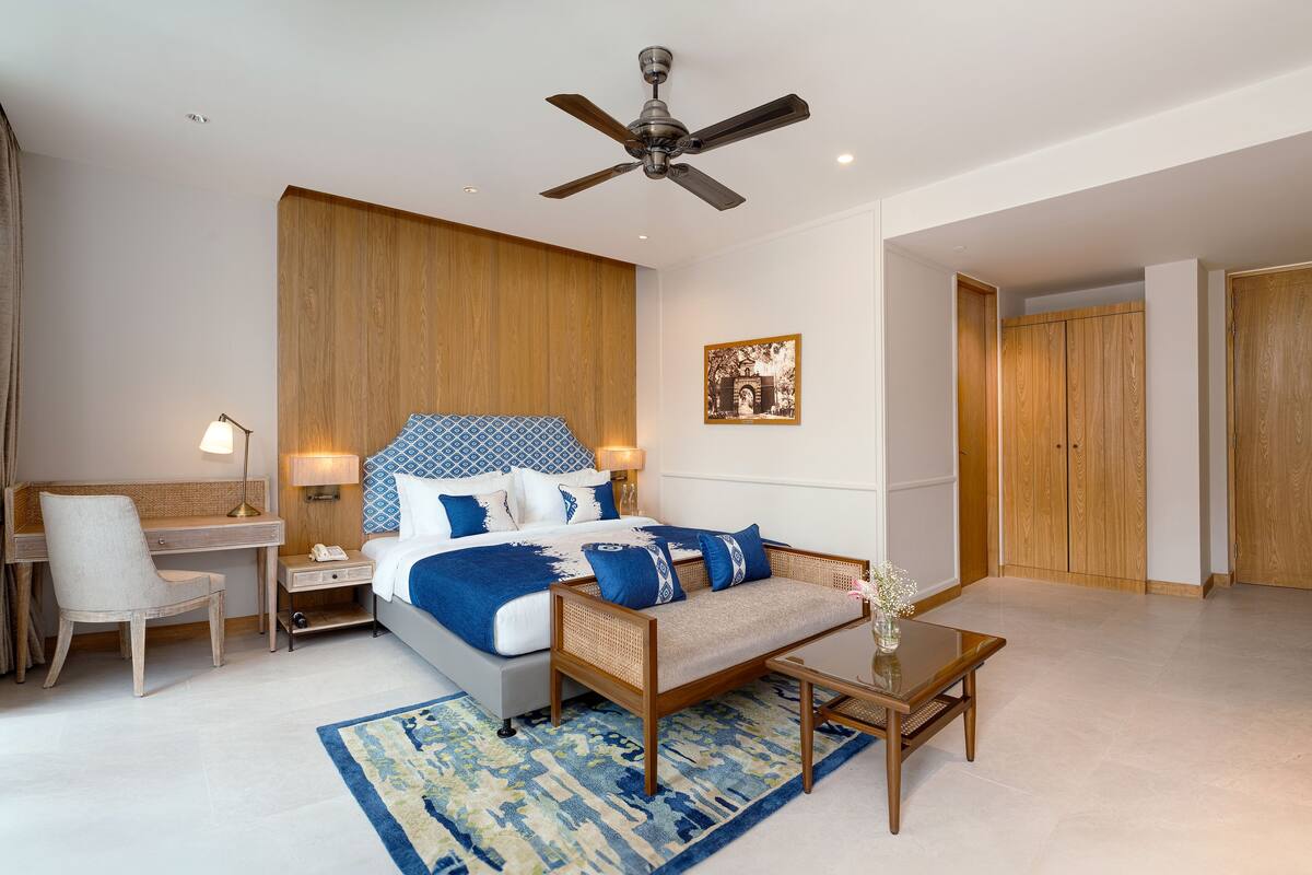 Junior Suite King Bed - City View | 房內夾萬、書桌、隔音、熨斗/熨衫板