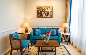 Studio Suite - Garden View | Oppholdsområde | En 43-tommers Flatskjerm-TV med kabel-kanaler samt TV