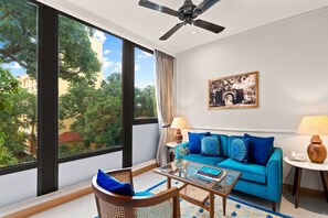 Studio Suite - Garden View | Oppholdsområde | En 43-tommers Flatskjerm-TV med kabel-kanaler samt TV