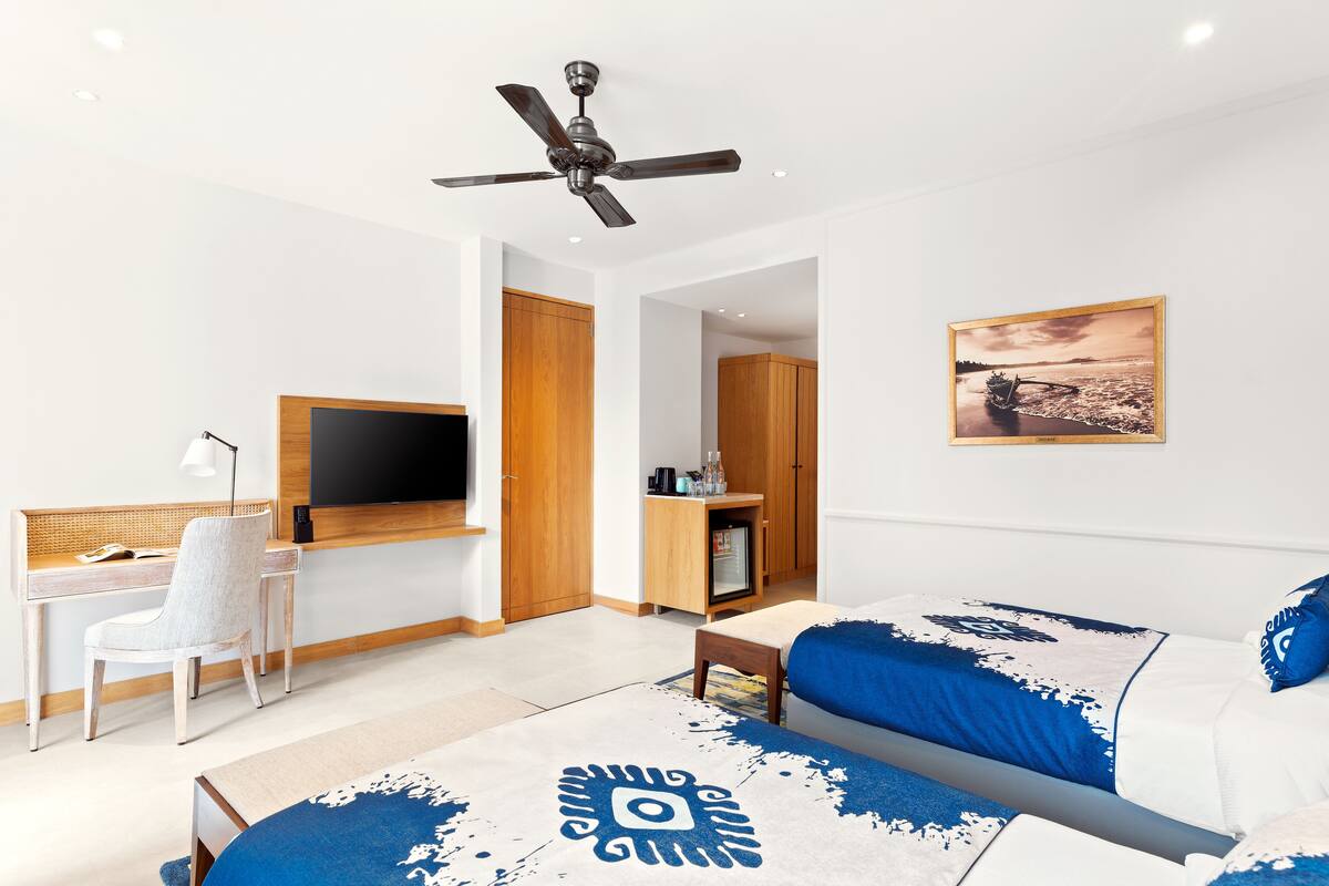 Junior Suite Twin Bed - Pool View | 房內夾萬、書桌、隔音、熨斗/熨衫板