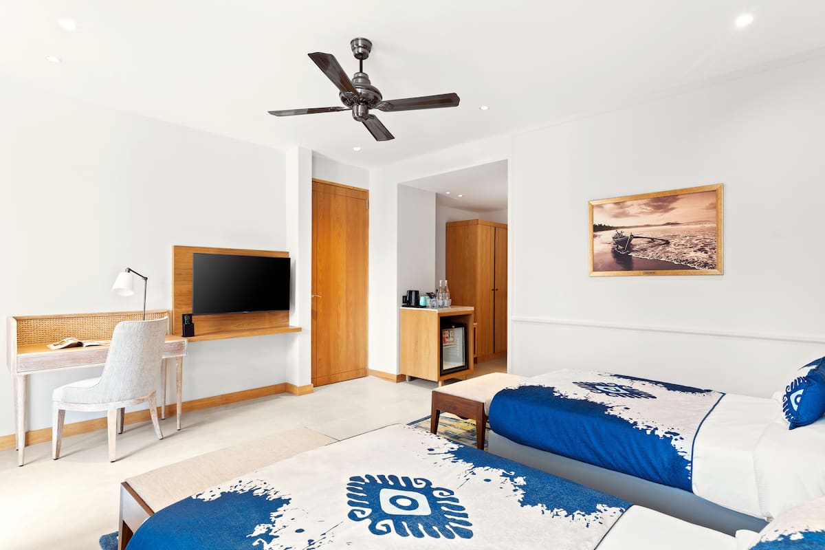 Junior Suite Twin Bed - Pool View | 1 kamar tidur, brankas, meja kerja, dan kedap suara