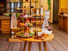 Free daily buffet breakfast