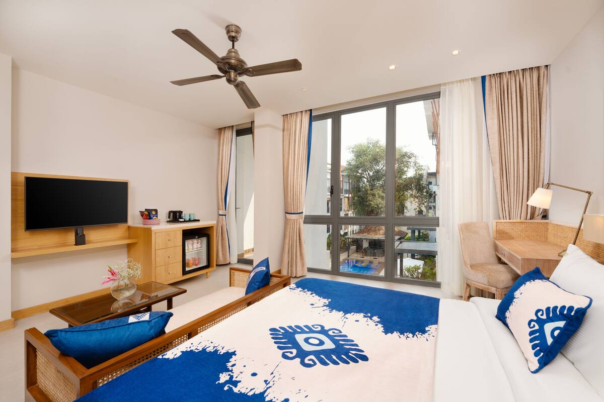 Junior Suite King Bed - Pool View | 房內夾萬、書桌、隔音、熨斗/熨衫板