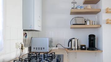 Kylskåp, mikrovågsugn, spishäll och diskmaskin