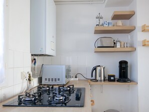 Kühlschrank, Mikrowelle, Herdplatte, Geschirrspüler