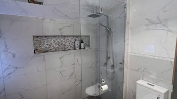 Håndklær, såpe, sjampo og toalettpapir