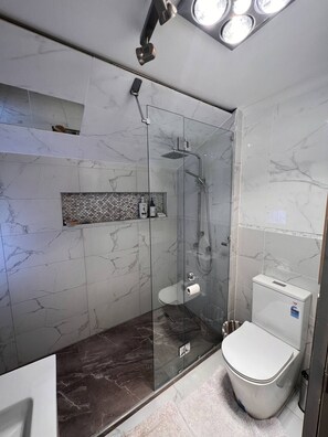 Towels, soap, shampoo, toilet paper - The Farm House
(Possum Brush)