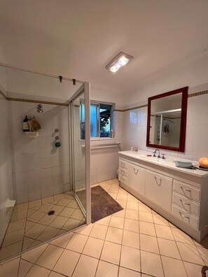 Towels, soap, shampoo, toilet paper - The Farm House
 (Possum Brush)