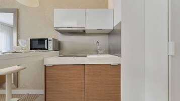 Microwave, coffee/tea maker, cookware/dishes/utensils