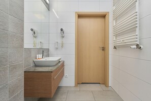 Shower, towels - Spacious Studio Hubska by Renters (Wroclaw)