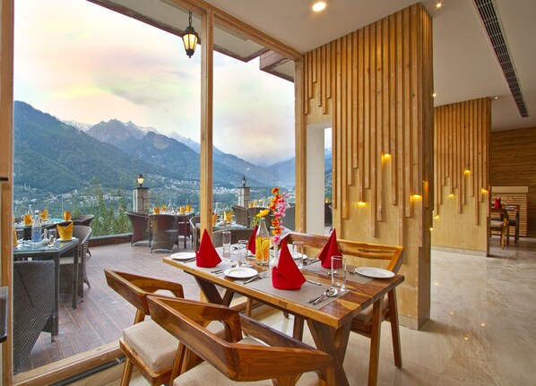 Outdoor dining - Best Resort For Stay with Breathtaking Views (KULLU)