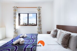 Tabla de planchar con plancha, wifi gratis y ropa de cama 