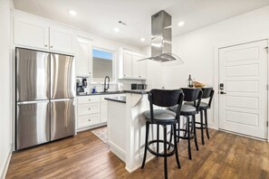 Fridge, microwave, oven, stovetop - Nomad's Retreat - 1.5 Miles From DT & UofA (Fayetteville)