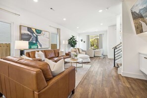 TV, offices - Nomad's Retreat - 1.5 Miles From DT & UofA (Fayetteville)