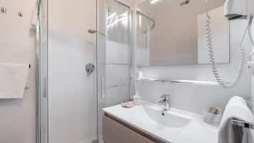 Classic-Suite | Badezimmer | Regendusche, Haartrockner, Bidet, Handtücher
