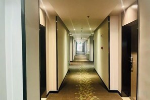 A long, narrow hotel corridor with doors on both sides, leading to individual rooms. - Super 8 Hotel (Suzhou Jinfeng Road Subway Station Yushan Road) (Suzhou)