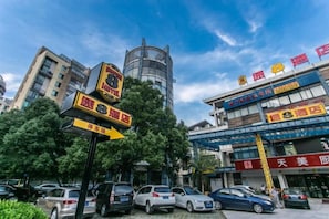 A commercial area with multiple storefronts, including a hotel and various shops. - Super 8 Hotel (Suzhou Jinfeng Road Subway Station Yushan Road) (Suzhou)