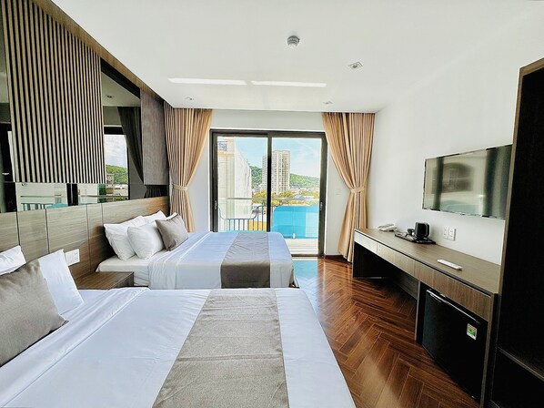 Deluxe Double Room, Balcony | Hypo-allergenic bedding, pillowtop beds, free minibar items, desk - Hai Long Hotel (Ho Chi Minh City)