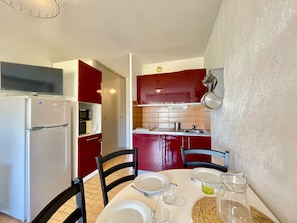 Geladeira, micro-ondas, cooktop, cafeteira/chaleira