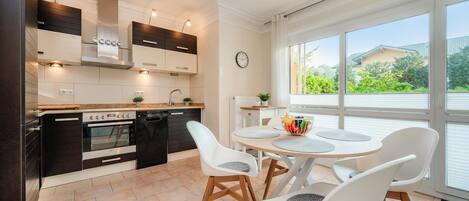 Fridge, oven, stovetop, dishwasher