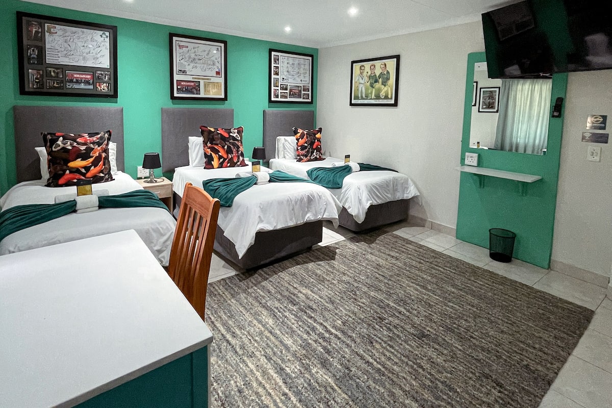 Luxury House, Garden View | Down duvets, individually decorated, individually furnished, desk