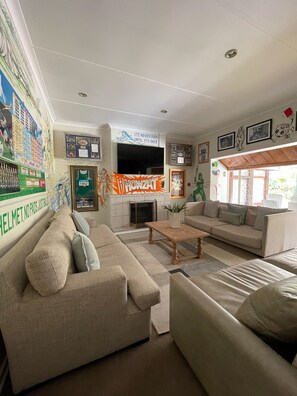 Luxury-Haus | Wohnbereich | 50-Zoll-Smart-TV mit Digitalempfang