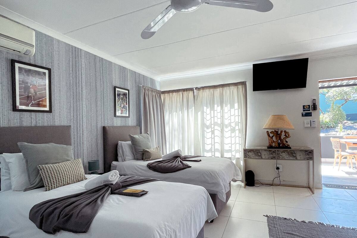 Luxury Quadruple Room | Down comforters, desk, laptop workspace, WiFi (free)