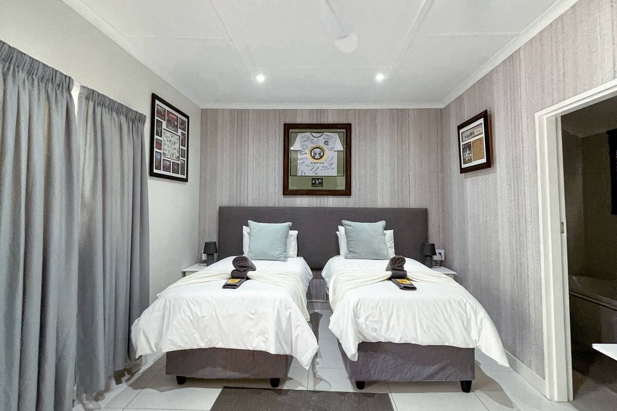 Luxury Room | Down comforters, desk, laptop workspace, WiFi (free)