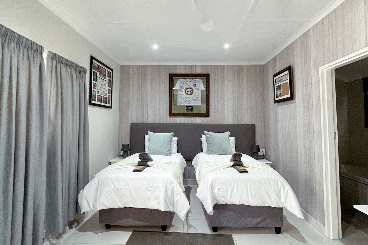 Luxury Room | Down duvets, individually decorated, individually furnished, desk