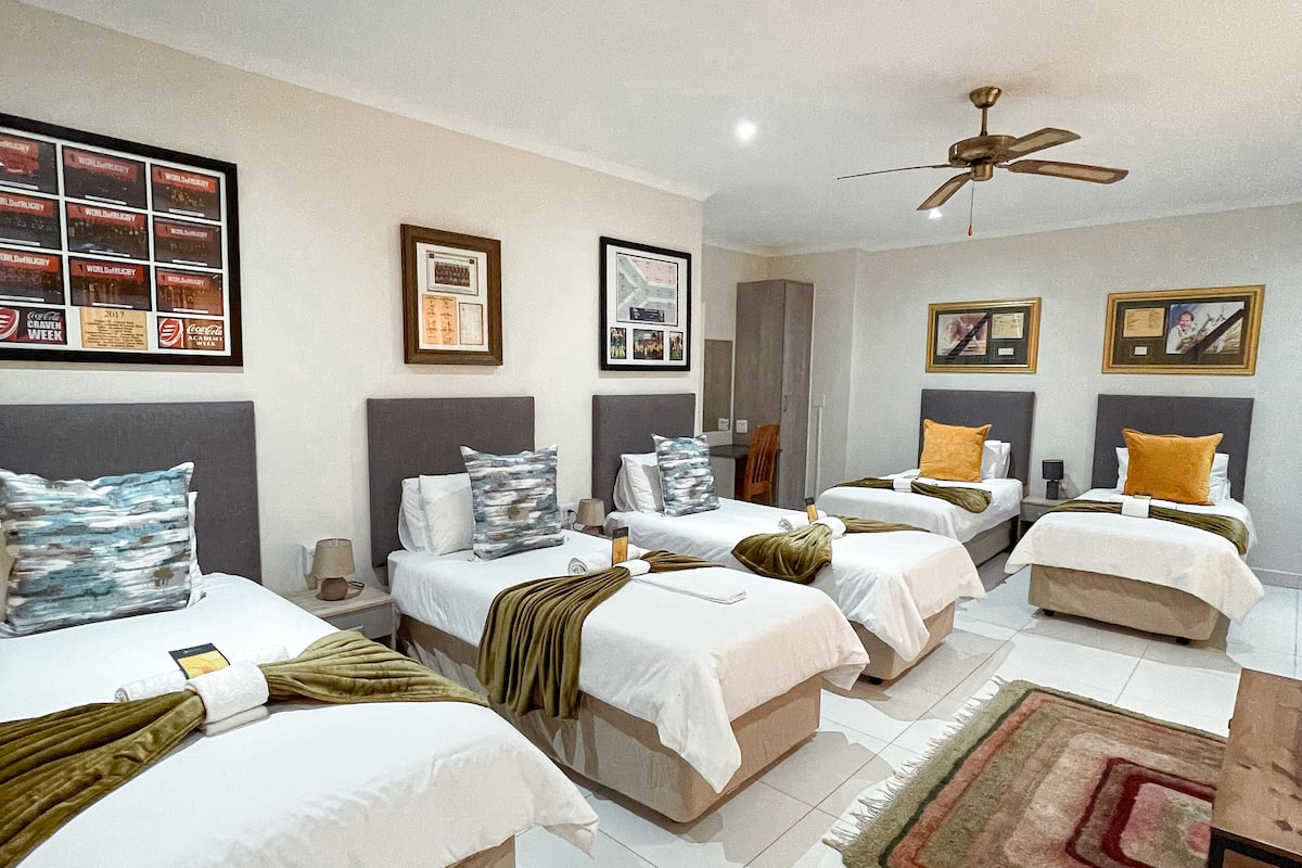 Luxury House | Down comforters, desk, laptop workspace, WiFi (free)