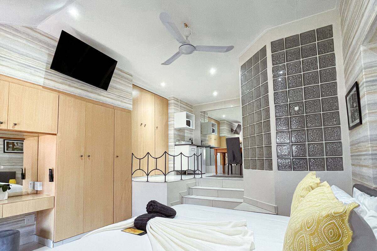 Executive Single Room | Down comforters, desk, laptop workspace, WiFi (free)