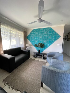 Luxury-Haus, Gartenblick | Wohnbereich | 50-Zoll-Smart-TV mit Digitalempfang