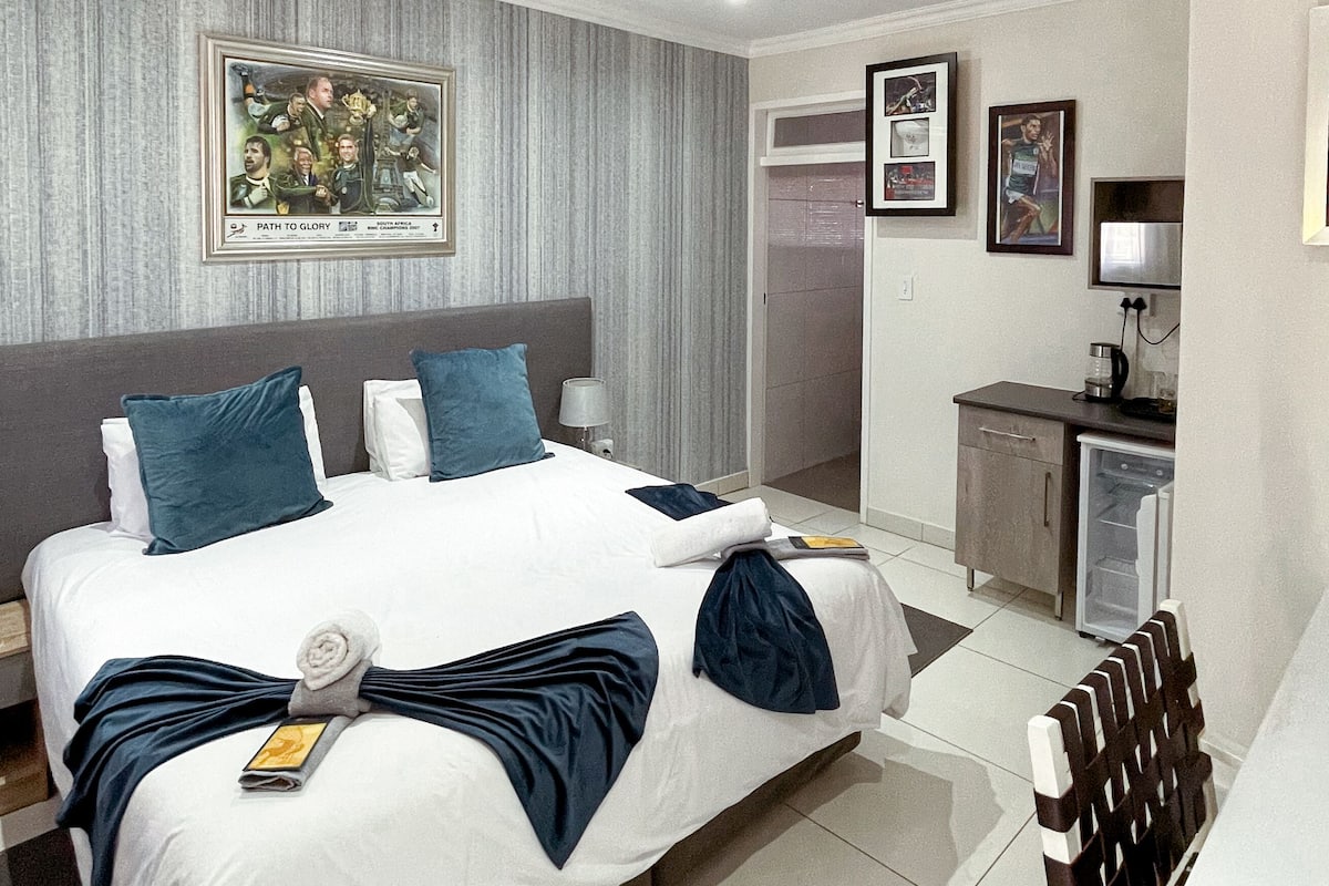 Luxury Room | Down comforters, desk, laptop workspace, WiFi (free)