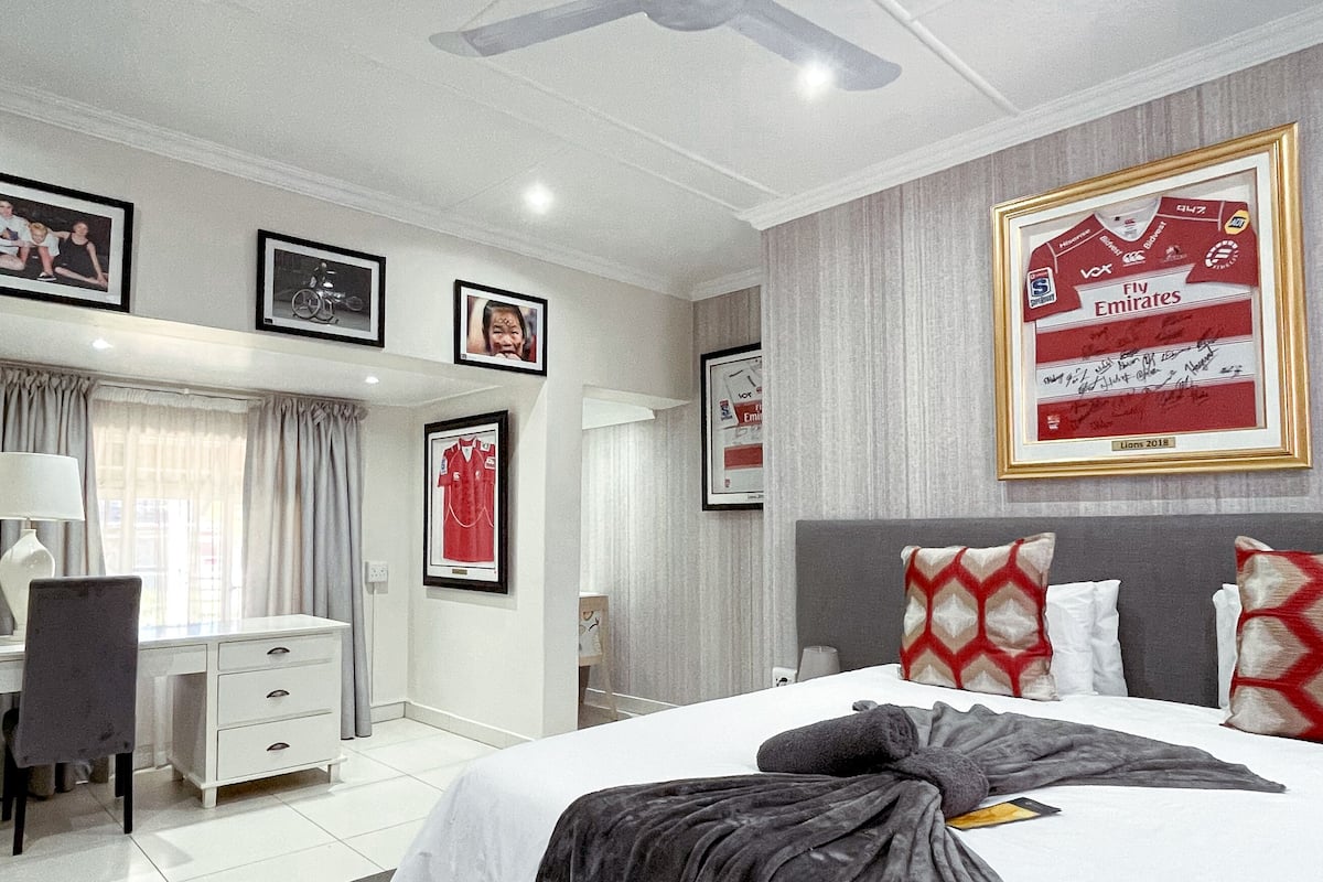 Luxury Single Room | Down comforters, desk, laptop workspace, WiFi (free)