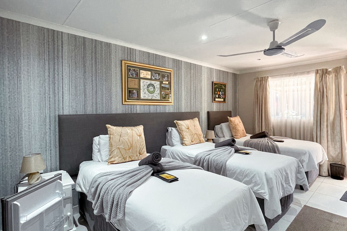 Luxury Room | Down duvets, individually decorated, individually furnished, desk