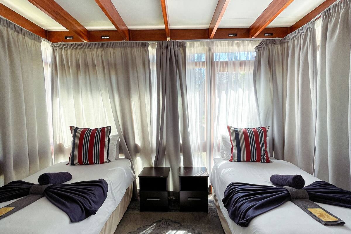 Luxury House | Down comforters, desk, laptop workspace, WiFi (free)