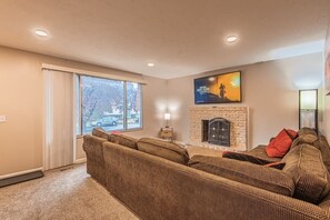 TV, fireplace