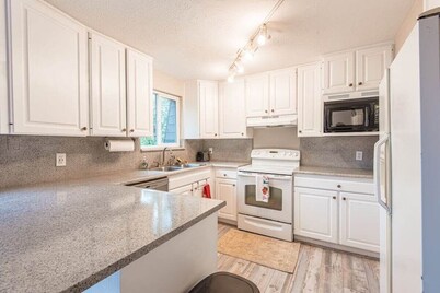 Sleek & Snug | Urban Retreat Mins from Downtown