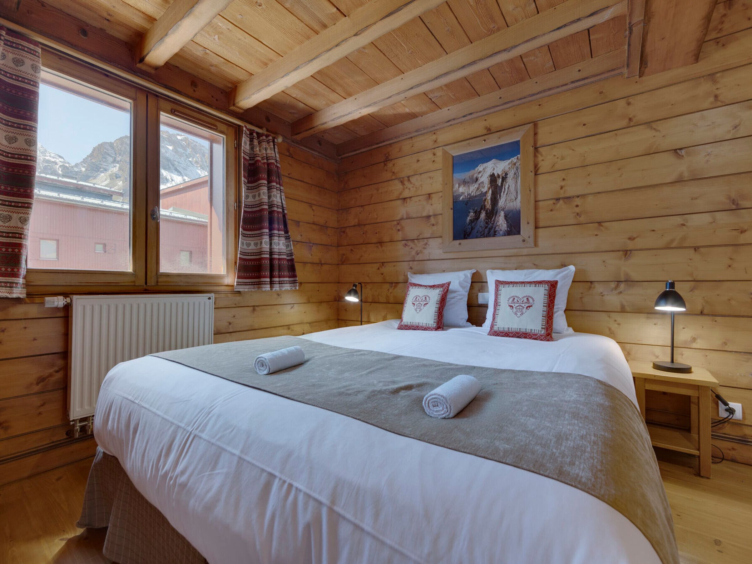 4 عدّة غرف نوم وواي فاي مجانًا وملاءات أسرّة