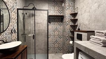 Douche, sĂšche-cheveux, serviettes fournies, savon